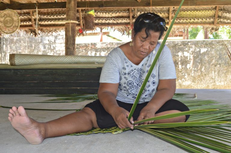 Expert weaver Susan Jieta makes a mat. Photo: Karen Earnshaw.