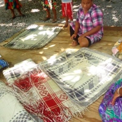 A weaving circle on Mejit. Photo: USP