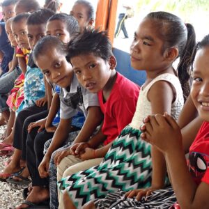 Children are happy to see Marshall Islands Journal photographer Hilary Hosia in 2020.