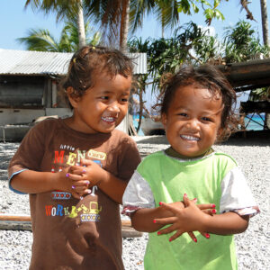 Two little girls with Ailuk smiles. Photo: Karen Earnshaw