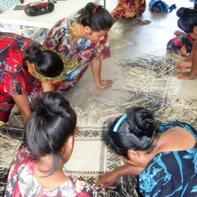 Apprentices in the jaki-ed (clothing mats) workshop held on Namdrik Atoll in 2013. Photo: USP
