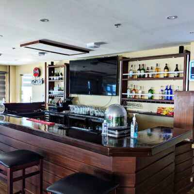 The bar at the Toeak.